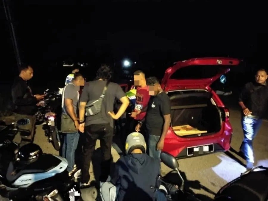 4男深夜偷地下电话缆 当场被警方逮捕