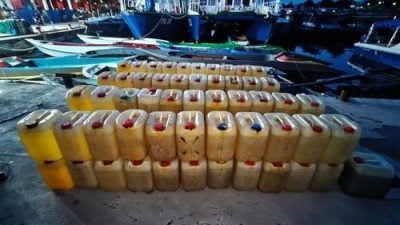 水警拦截燃油走私 查获112桶汽油