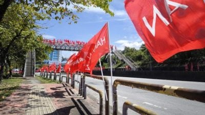 旗海战开打  路边桥上五彩缤纷