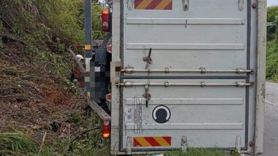 载蛋罗里下坡翻覆　酿2死1伤惨剧