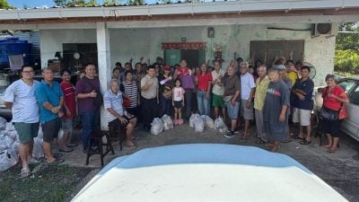 沈志勤与鲁吉服务团队 造访四号麻房华裔居民