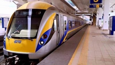 槟北海电动火车 冲出轨道尽头