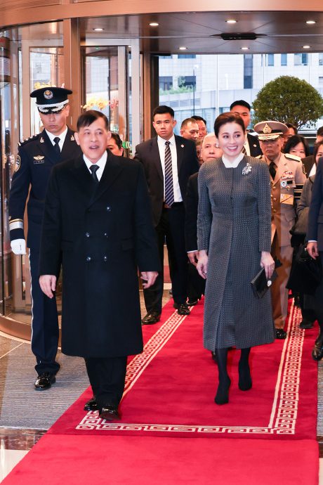 50年来首访华泰王抵京王毅接机 随行首相阿努廷必将载入史册