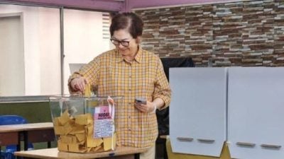 履行公民责任 刘静芝回母校投票