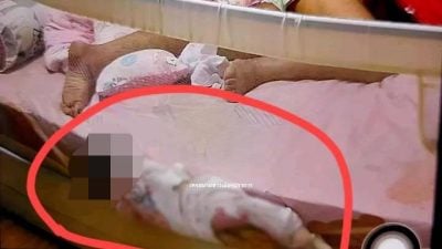 5月大女婴滚进床缝窒息亡  父睡死母看监视器才知