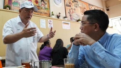 拜票巧遇市厅总监 谭永福反映民生问题