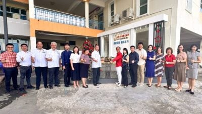 刘锦忠赞助建造 里卡士乐育纪念碑揭幕