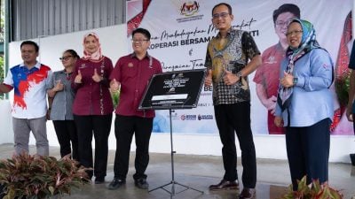 依温：强化乡区经济  迪纳达乡村市集启用