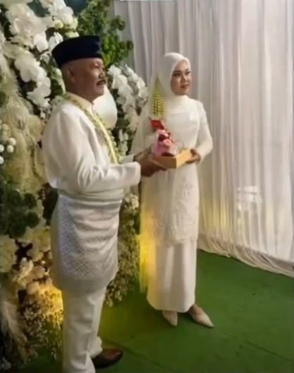 61岁娶19岁 新郎送新娘HRV嫁妆