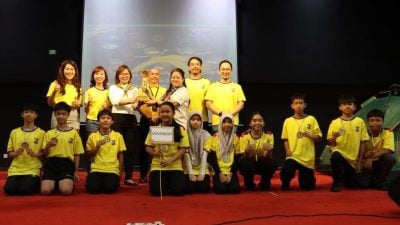 雅导制服团体生活营  锻炼自律团队精神