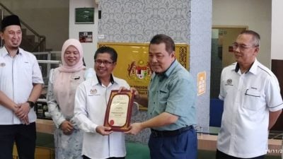 卓越服务赢肯定  谭永福膺教局总监特别奖