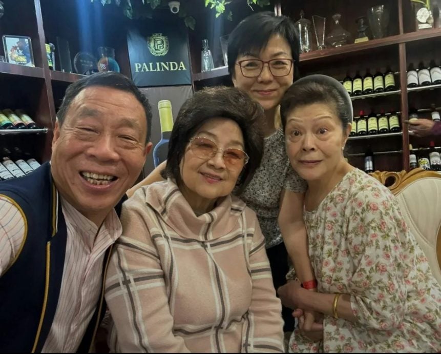 76岁徐小凤现身饭局 招牌发型有变化