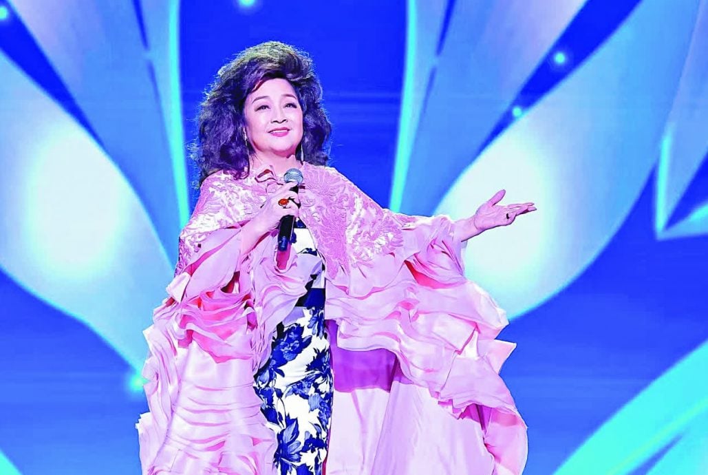 76岁徐小凤现身饭局 招牌发型有变化