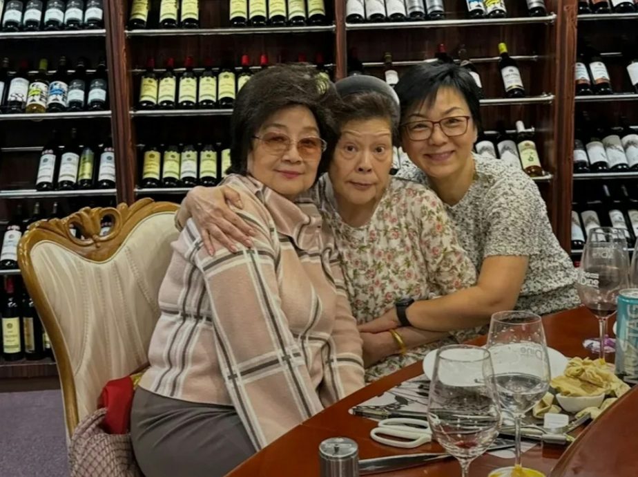 76岁徐小凤现身饭局 招牌发型有变化