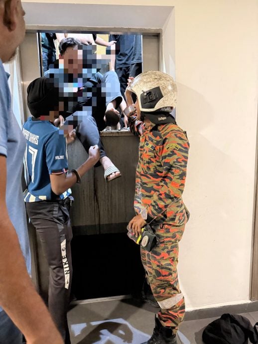 7人受困酒店公寓电梯 消拯员破门救人