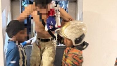 7人受困酒店公寓电梯 消拯员破门救人