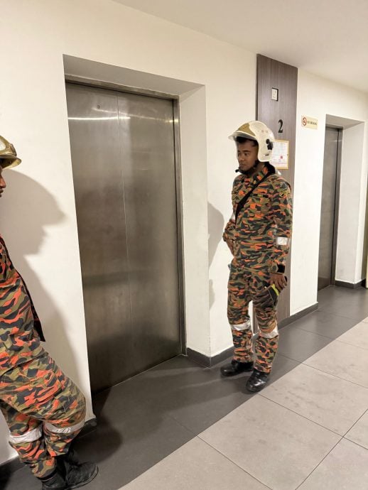 7人受困酒店公寓电梯 消拯员破门救人