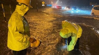 关丹豪雨成灾 巴当拉浪路路段积水封路