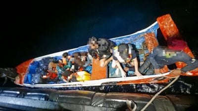 海事机构截查小船 逮10偷渡客