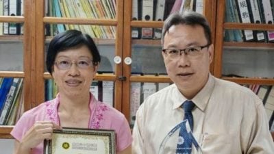 获沙留台同学会长期服务奖  笃中黄耀弘登艳蓉实至名归