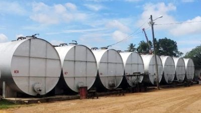 水警取缔非法处理厂 起130万令吉黑油