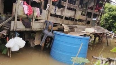 实巴荷长屋突发水灾 . 7户家庭27受灾