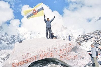 探险家阿杜哈利成功登顶 . 汶国旗 珠峰飘扬