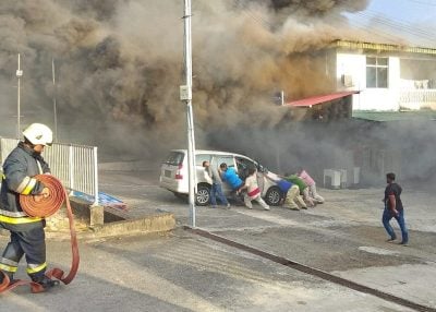 18消拯员赶抵灌救 . 店屋失火 电器店烧毁