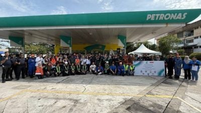 油槽车撞车起火演习 . 提升各单位应急协作效率