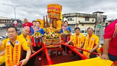 湄洲妈祖金身巡游市区   善信​夹道恭迎庄严隆重