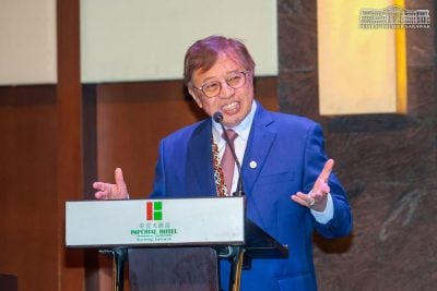 致辞后走来与我交谈 . 总理惊讶日皇知道砂