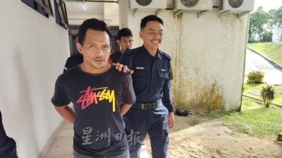 入屋搜刮劫走10万  2匪囚9年打3鞭