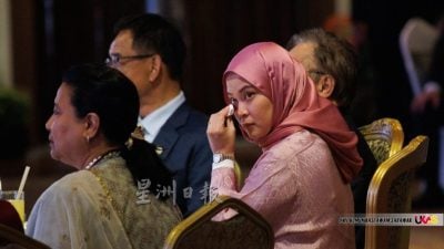 推展礼追忆祖玛安妮  女见亡母视频泪崩