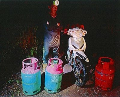 走私4个煤气桶 . 偷渡客罚款坐牢