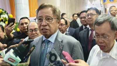 阿邦佐：一生辅佐丈夫照顾家庭  沈母展现温柔与坚韧