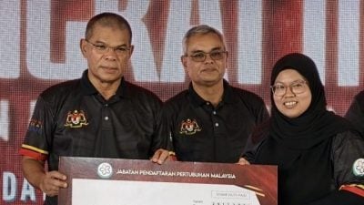 任期届满仍随安华出访 赛夫丁续任上议员有谱？