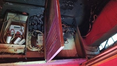 店屋梯口冒浓烟 . 电表箱起火 传爆炸巨响