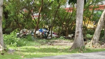 缺德民众乱扔 . 神庙旁空地堆满垃圾