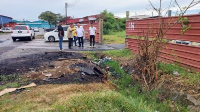 拾荒族环保站外搭棚 . 烧塑取铜线破坏环境