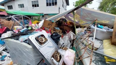 废物堵沟 恶臭弥漫 . 垃圾屋藏危机惹民怨