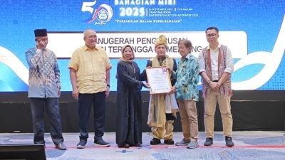 山顶睦委会获2殊荣 . 杨子贞膺主席金奖