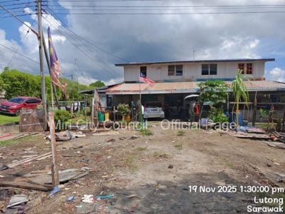 中风屋主门前垃圾成堆 . 市局出动5吨罗里清理