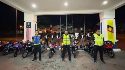 警方道路流氓取缔.开55罚单扣21摩托车