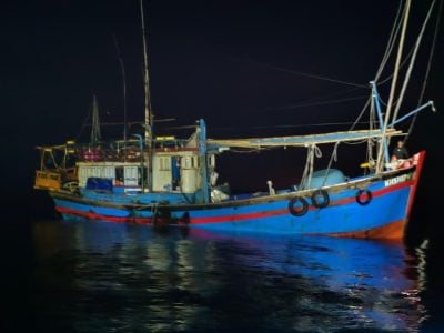 疑来自越南 . 外国渔船越境被捕