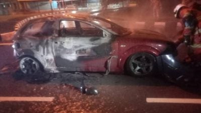 车起火夺1命．无法辨别身份