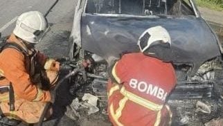 发现引擎冒烟 . 车烧成废铁 人平安