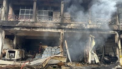 峇南拉博2店铺失火．底层单位完全烧毁