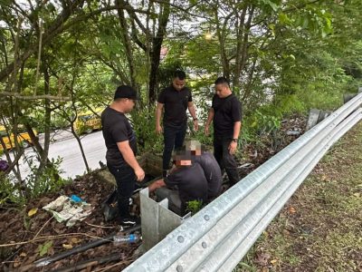 民众举报 当场逮着 . 2男偷电缆落警网