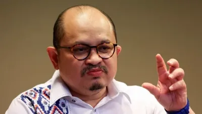 首相前政秘丑闻缠身 | 三苏抵达反贪会协助调查