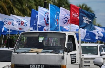 一辆罗里挂上各政党旗帜,在里卡士海湾路一带为第17届沙巴州选增添竞选气氛。